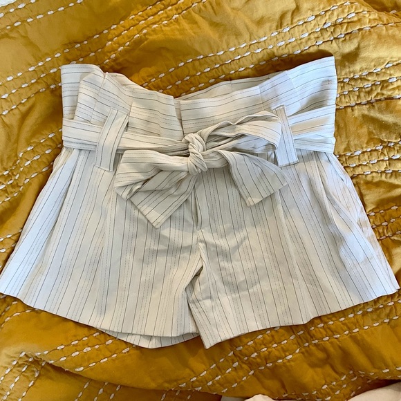 Alice + Olivia Pants - ALICE + OLIVIA 2000’s Vintage Pinstriped Laurie Paperbag shorts, Size 0.